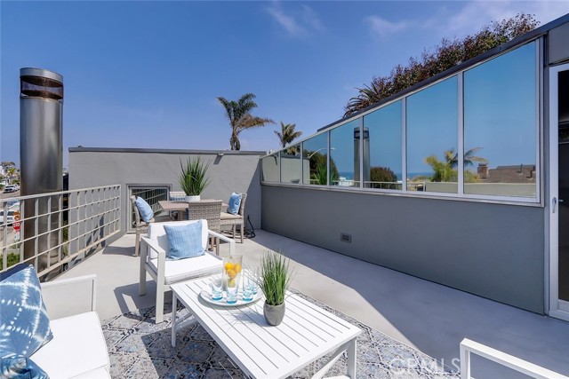 2318 Manhattan Avenue, Hermosa Beach, California 90254, 2 Bedrooms Bedrooms, ,2 BathroomsBathrooms,Residential,Sold,Manhattan,SB22091269