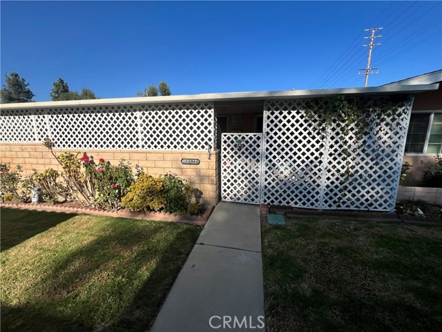 Detail Gallery Image 1 of 7 For 19204 Avenue of the Oaks #E,  Newhall,  CA 91321 - 2 Beds | 2 Baths