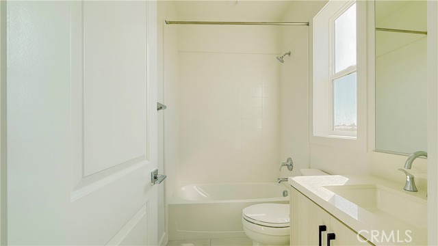 101 Bear Leaf, Lake Forest CA: https://media.crmls.org/medias/6f655ac2-90ec-4a59-953e-e16626e7f3a0.jpg