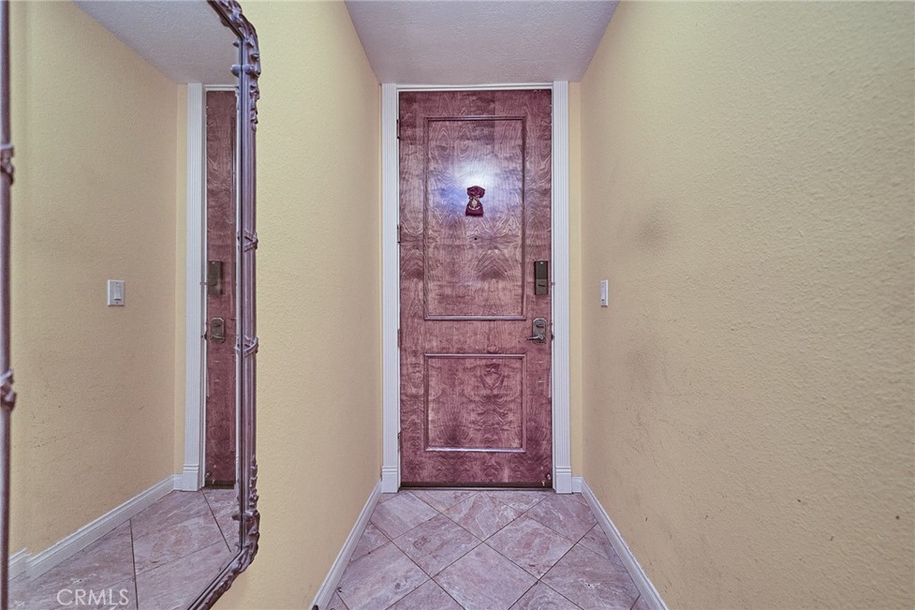 https://media.crmls.org/medias/6f68c20e-9e61-494e-ab55-c5020bc27742.jpg?preset=X-Large