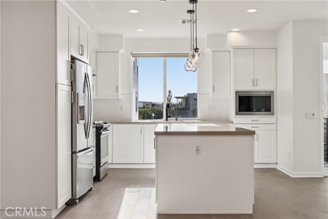 170 Fable, Irvine CA: https://media.crmls.org/medias/6f68fbd9-d83a-4b0c-b825-4de5f5ea637b.jpg