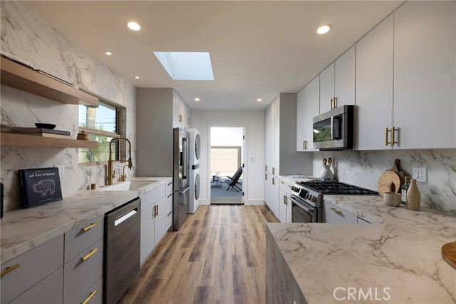 Detail Gallery Image 8 of 37 For 212 E 19th St, Costa Mesa,  CA 92627 - 5 Beds | 4 Baths