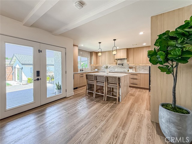 Detail Gallery Image 6 of 54 For 22245 Welby Way, Woodland Hills,  CA 91303 - 4 Beds | 3 Baths