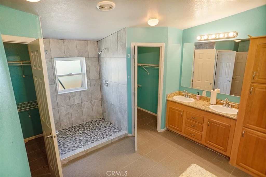 https://media.crmls.org/medias/6f6f6d1a-78c9-4f95-90ff-5939d31dadd5.jpg?preset=X-Large