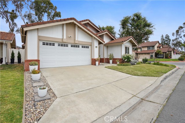 1027 W Rainbow Falls Way, Orange CA: https://media.crmls.org/medias/6f7061a4-78b8-4caf-8398-1120d26f83cb.jpg