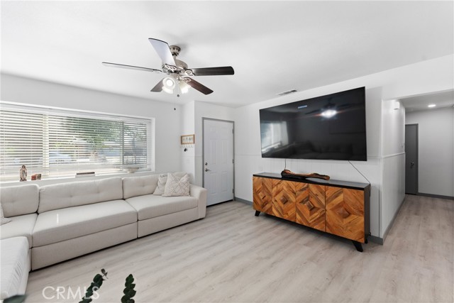 Detail Gallery Image 6 of 25 For 910 Marlyce Ln, Hemet,  CA 92543 - 3 Beds | 2 Baths