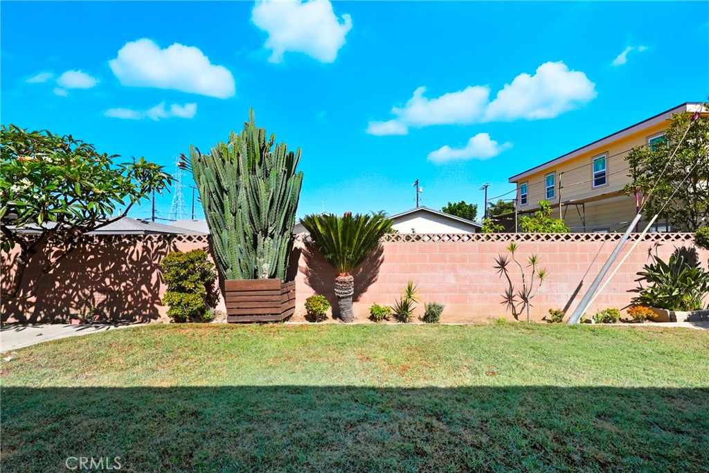 https://media.crmls.org/medias/6f7561c3-fe20-4f8e-8351-e108cce72f81.jpg?preset=X-Large