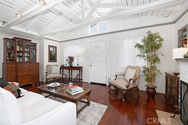555 Through Street, Laguna Beach CA: https://media.crmls.org/medias/6f75ca70-5134-41c0-860b-604573a37758.jpg