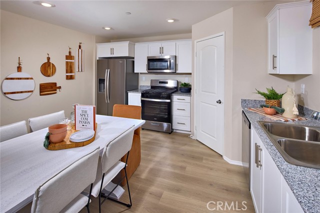 Detail Gallery Image 6 of 20 For 8217 Perada St, Jurupa Valley,  CA 92509 - 4 Beds | 3 Baths