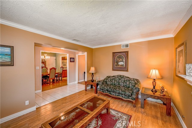 Detail Gallery Image 6 of 33 For 27812 Rosamond Dr, Canyon Country,  CA 91351 - 5 Beds | 2 Baths