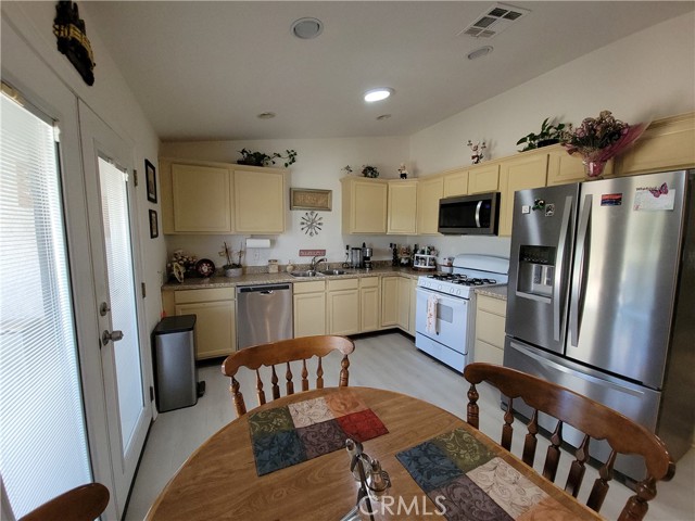 Detail Gallery Image 4 of 47 For 26866 Oakmont Dr, Menifee,  CA 92586 - 3 Beds | 2 Baths