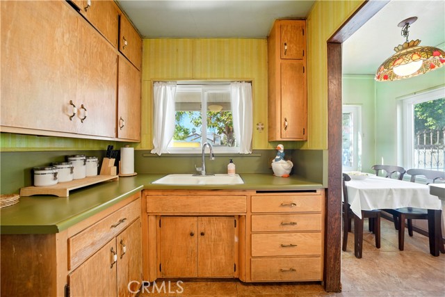 1909 Marlborough Avenue, Riverside CA: https://media.crmls.org/medias/6f7b886e-9ff2-4cbc-a52c-4e0ab54704b7.jpg