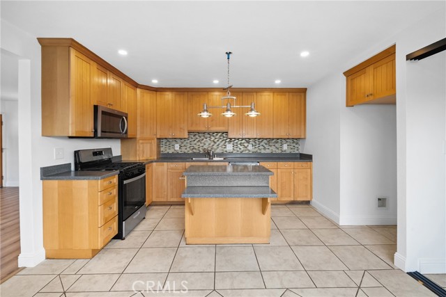 1020 W Cherry Avenue, Lompoc CA: https://media.crmls.org/medias/6f809851-bc08-4aaf-bf72-c58d3ff447c7.jpg