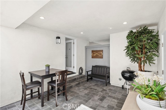 712 Marguerite Avenue, Corona del Mar CA: https://media.crmls.org/medias/6f81b861-9c2d-4db3-b7a0-b7306795b391.jpg