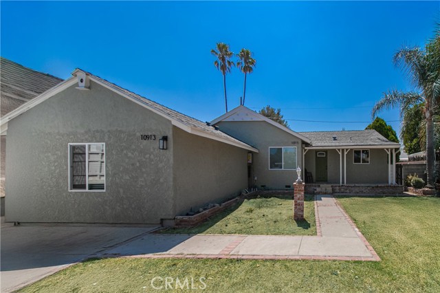 10915 Whitaker Avenue, Granada Hills CA: https://media.crmls.org/medias/6f853e66-192e-4ff1-8875-9ef3ce137668.jpg