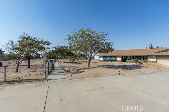 10731 Anaconda Avenue, Oak Hills CA: https://media.crmls.org/medias/6f8b00f3-3dfa-4503-8f91-ff9d36ad564a.jpg