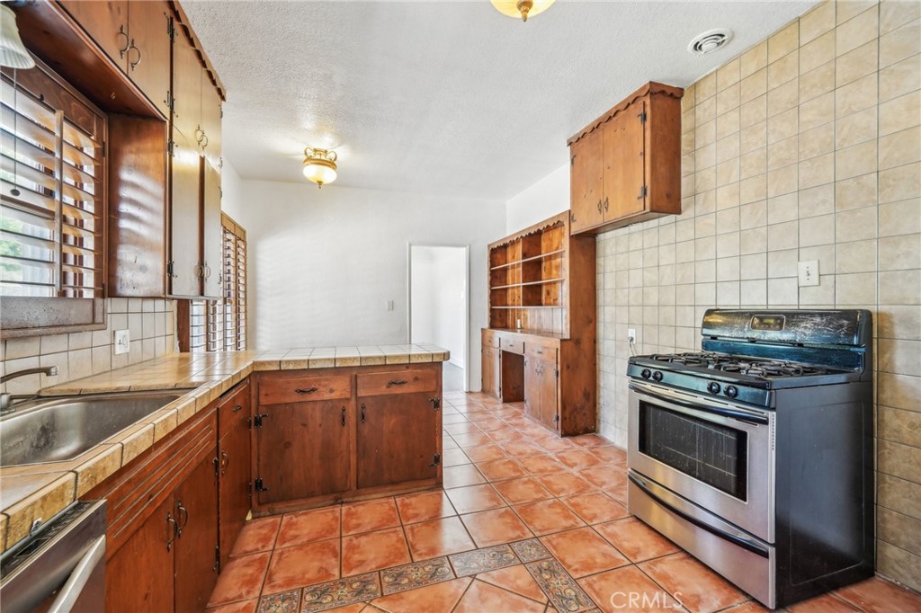 https://media.crmls.org/medias/6f8b4890-6f4a-4e9c-ac4d-61b5a62d8d36.jpg?preset=X-Large