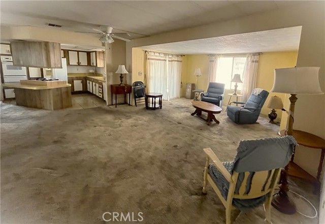 9391 California Avenue, Riverside CA: https://media.crmls.org/medias/6f8c3ca7-1afd-44cc-979f-9ed189c9f05e.jpg