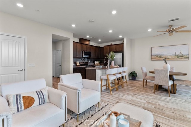 Detail Gallery Image 4 of 23 For 16502 Casa Grande #516,  Fontana,  CA 92336 - 3 Beds | 2/1 Baths