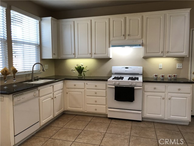 Detail Gallery Image 6 of 21 For 7065 College Park Dr, Corona,  CA 92880 - 5 Beds | 2/1 Baths