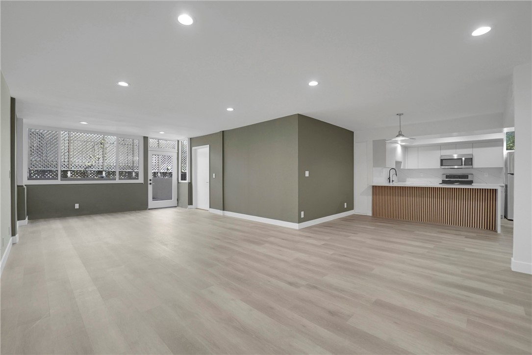 Detail Gallery Image 6 of 34 For 10633 Kinnard Ave #4,  Los Angeles,  CA 90024 - 2 Beds | 2 Baths