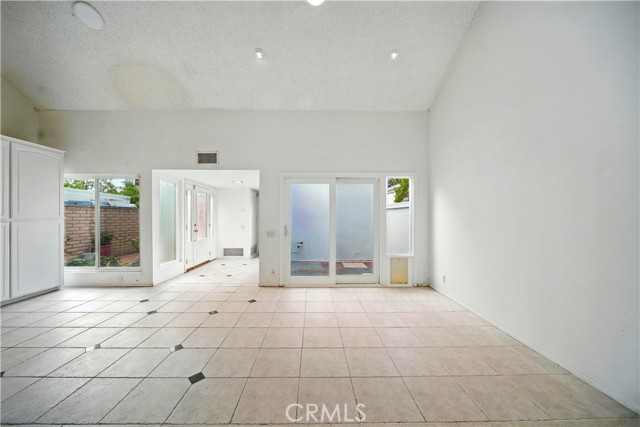 75 Willow Tree Lane, Irvine CA: https://media.crmls.org/medias/6f9bf85a-cf8d-4ea5-bda9-c85eb8065c0b.jpg