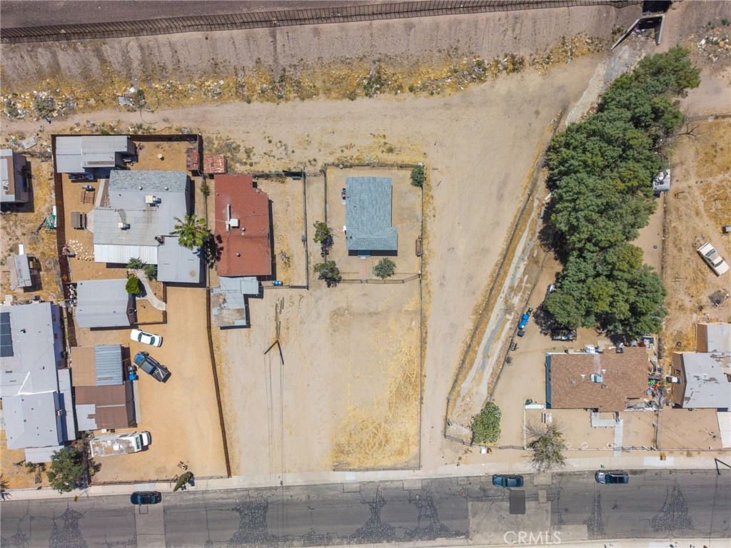 https://media.crmls.org/medias/6f9d29d8-fd31-4b81-bf35-e94ad00403fd.jpg?preset=X-Large
