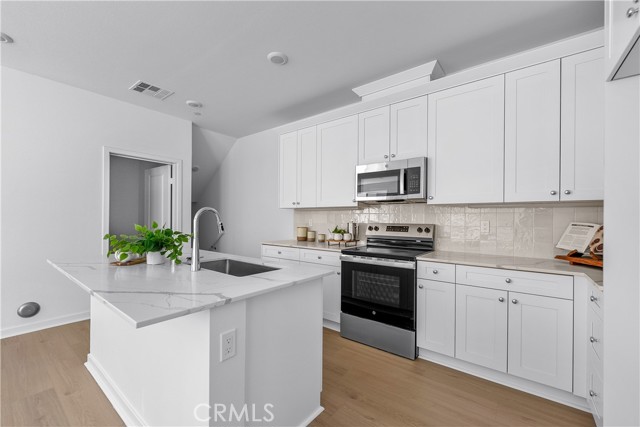 Detail Gallery Image 7 of 25 For 9423 1/2 N Sepulveda Blvd. #3,  North Hills,  CA 91343 - 2 Beds | 2/1 Baths
