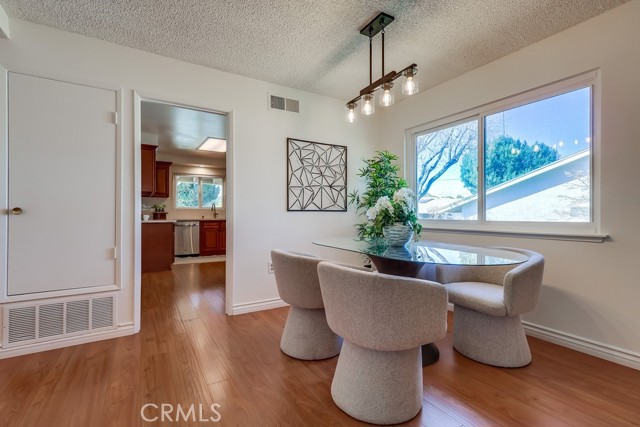 Detail Gallery Image 9 of 66 For 26832 Avenue of the Oaks #D,  Newhall,  CA 91321 - 2 Beds | 2 Baths