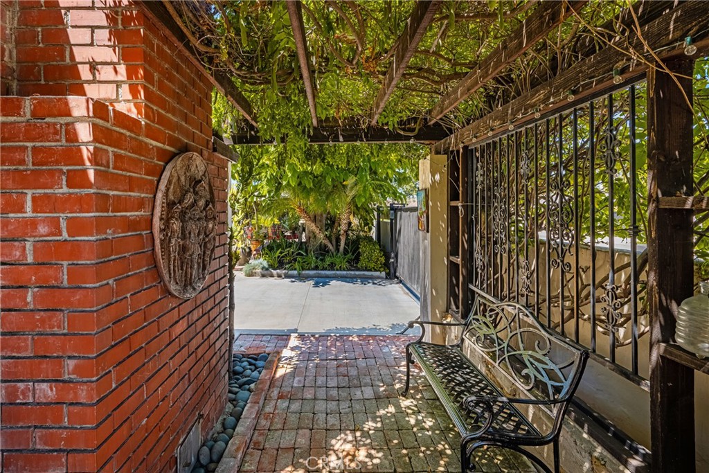 https://media.crmls.org/medias/6faa227a-d1af-4ba1-ab6e-eb7b554e11b8.jpg?preset=X-Large