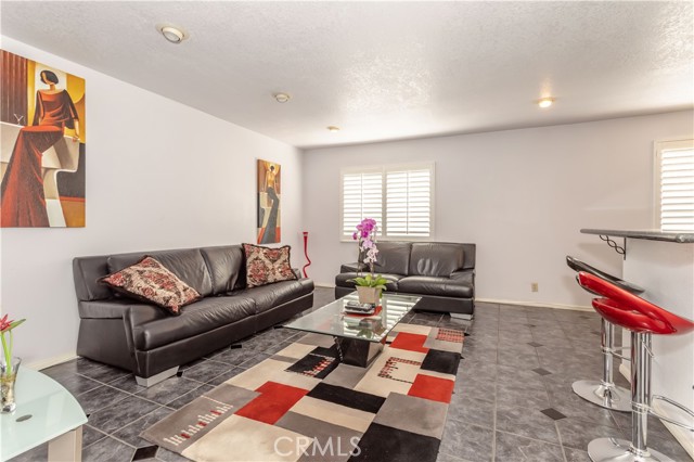 Detail Gallery Image 7 of 27 For 18730 Hatteras St #2,  Tarzana,  CA 91356 - 3 Beds | 2/1 Baths