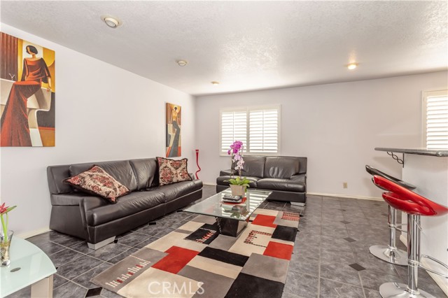 Detail Gallery Image 7 of 27 For 18730 Hatteras St #2,  Tarzana,  CA 91356 - 3 Beds | 2/1 Baths