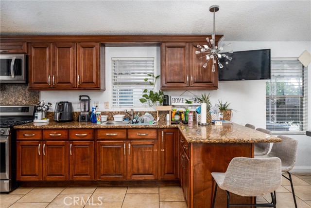 Detail Gallery Image 10 of 37 For 1855 E Riverside Dr #209,  Ontario,  CA 91761 - 4 Beds | 2 Baths