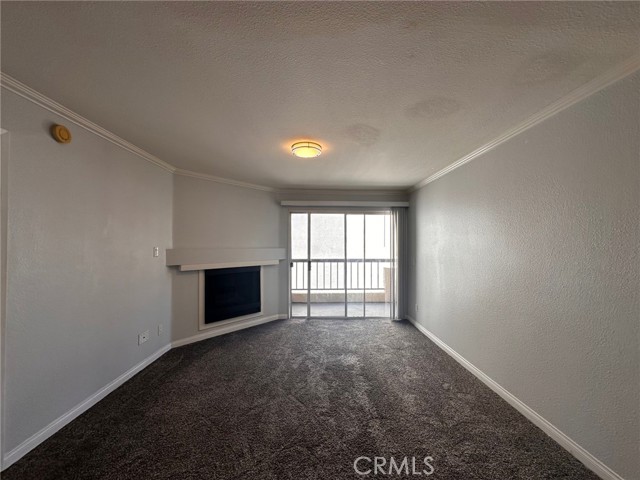 21450 Burbank Boulevard, Woodland Hills CA: https://media.crmls.org/medias/6fafd2de-2226-40d3-98cf-93ad519aee3f.jpg