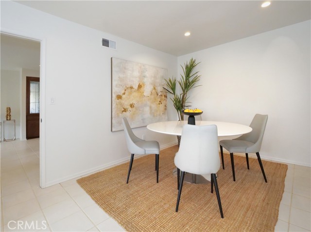 Great alcove that accommodates large breakfast table.