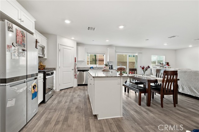 Detail Gallery Image 4 of 46 For 30907 Challenger Ct, Winchester,  CA 92596 - 4 Beds | 2/1 Baths