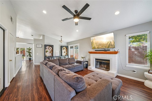 Detail Gallery Image 4 of 57 For 10374 Crossing Green, Moreno Valley,  CA 92557 - 3 Beds | 2 Baths