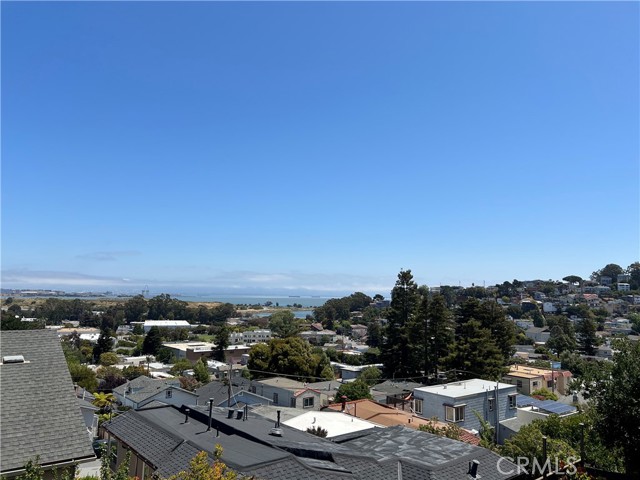 Detail Gallery Image 9 of 11 For 526 Klamath St, Brisbane,  CA 94005 - 4 Beds | 3/1 Baths