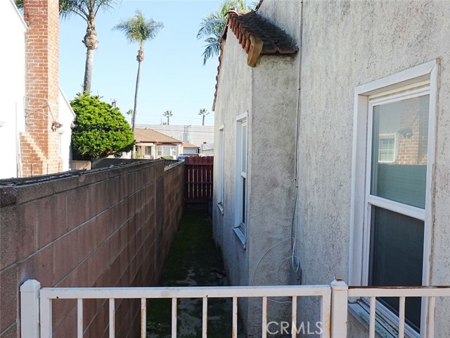 Detail Gallery Image 8 of 9 For 211 S Poinsettia Ave, Compton,  CA 90221 - 3 Beds | 1 Baths
