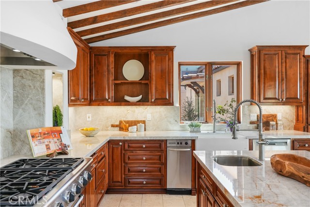 2516 Temple Hills Drive, Laguna Beach CA: https://media.crmls.org/medias/6fb7d59f-6157-45a2-ba65-f5cc2a686a0d.jpg