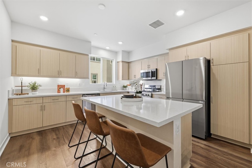 https://media.crmls.org/medias/6fba8bc0-ab62-42ed-9cf4-9647b9ab6c23.jpg?preset=X-Large