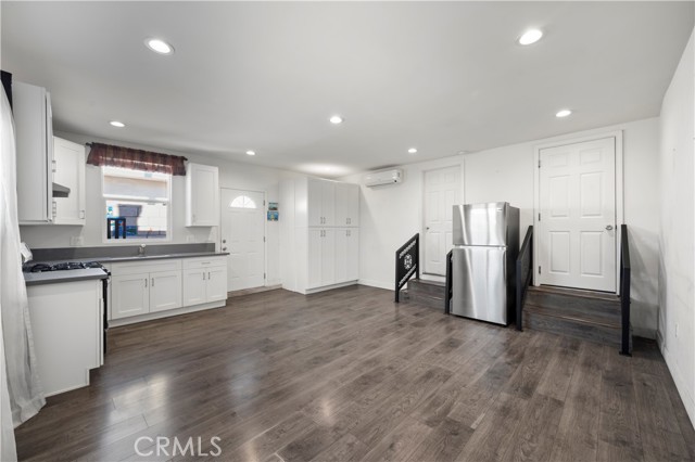 7736 Bellaire Avenue, North Hollywood CA: https://media.crmls.org/medias/6fbe3ab9-76db-40c0-bfba-42e503f8008f.jpg