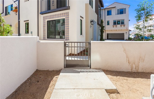 150 Bridle Drive, Burbank CA: https://media.crmls.org/medias/6fc3e438-3eaf-4c7c-9948-a20d9ed56a97.jpg