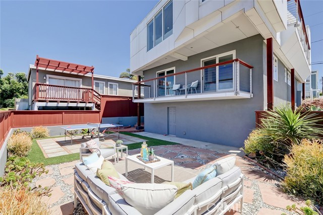 1010 Owosso Avenue, Hermosa Beach, California 90254, 3 Bedrooms Bedrooms, ,2 BathroomsBathrooms,Residential,Sold,Owosso,SB21166823