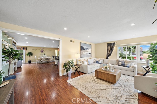 17327 Santa Lucia Street, Fountain Valley CA: https://media.crmls.org/medias/6fcb688d-838b-494e-8a6e-e58ea2516f12.jpg