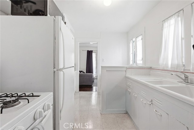 922 1/2 S PCH - Kitchen 922 1/2 S PCH - Kitchen