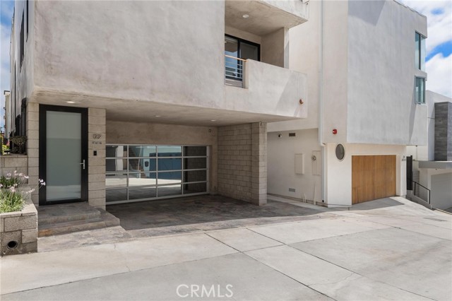129 20th Street, Manhattan Beach CA: https://media.crmls.org/medias/6fce34b8-7e09-4792-8ed6-5631d4493eed.jpg