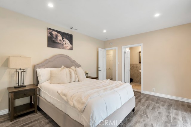 Detail Gallery Image 14 of 29 For 19419 Oxnard St, Tarzana,  CA 91356 - 4 Beds | 4 Baths