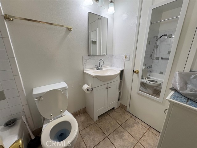 Detail Gallery Image 6 of 17 For 1123 Unit B E La Deney Ct, Ontario,  CA 91764 - 2 Beds | 1/1 Baths