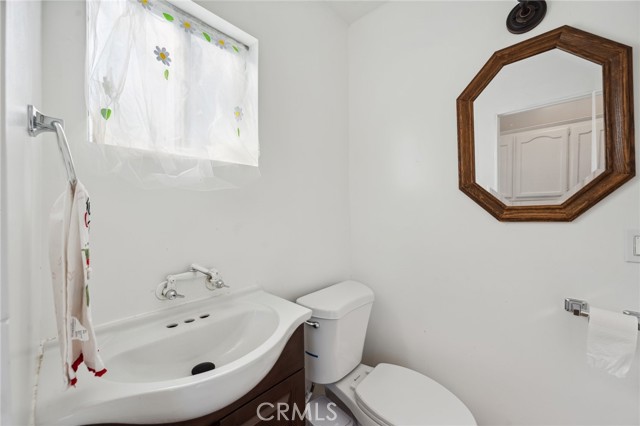 Detail Gallery Image 16 of 42 For 318 E 11th St, Pomona,  CA 91766 - 5 Beds | 2/1 Baths